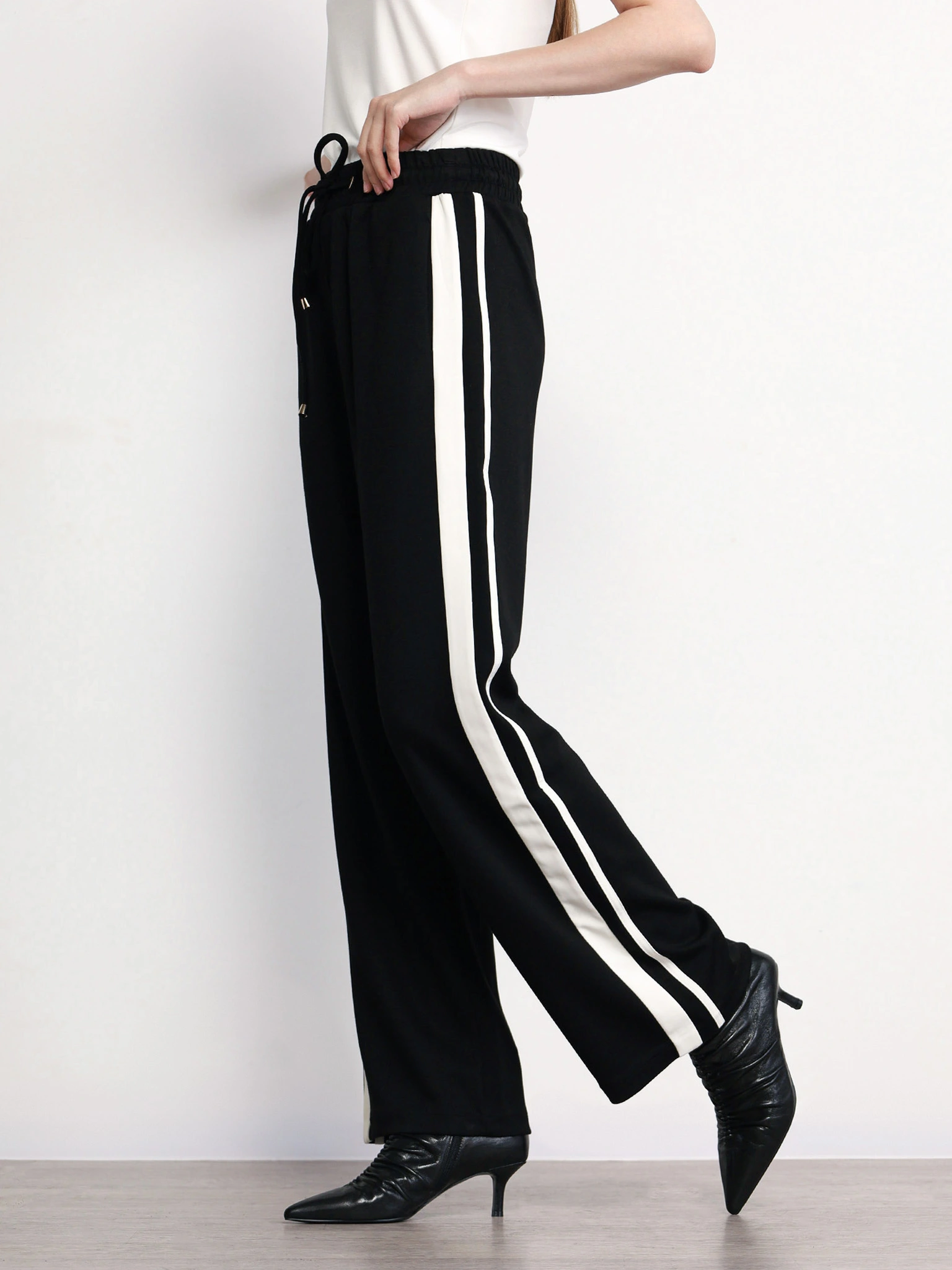 Брюки трикотажные черного цвета с эластичным поясом